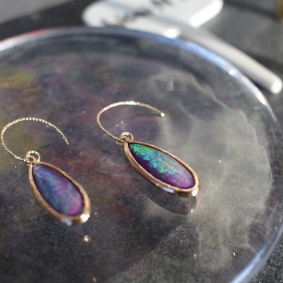 New green teardrop resin earrings - Picture 3 of 8
